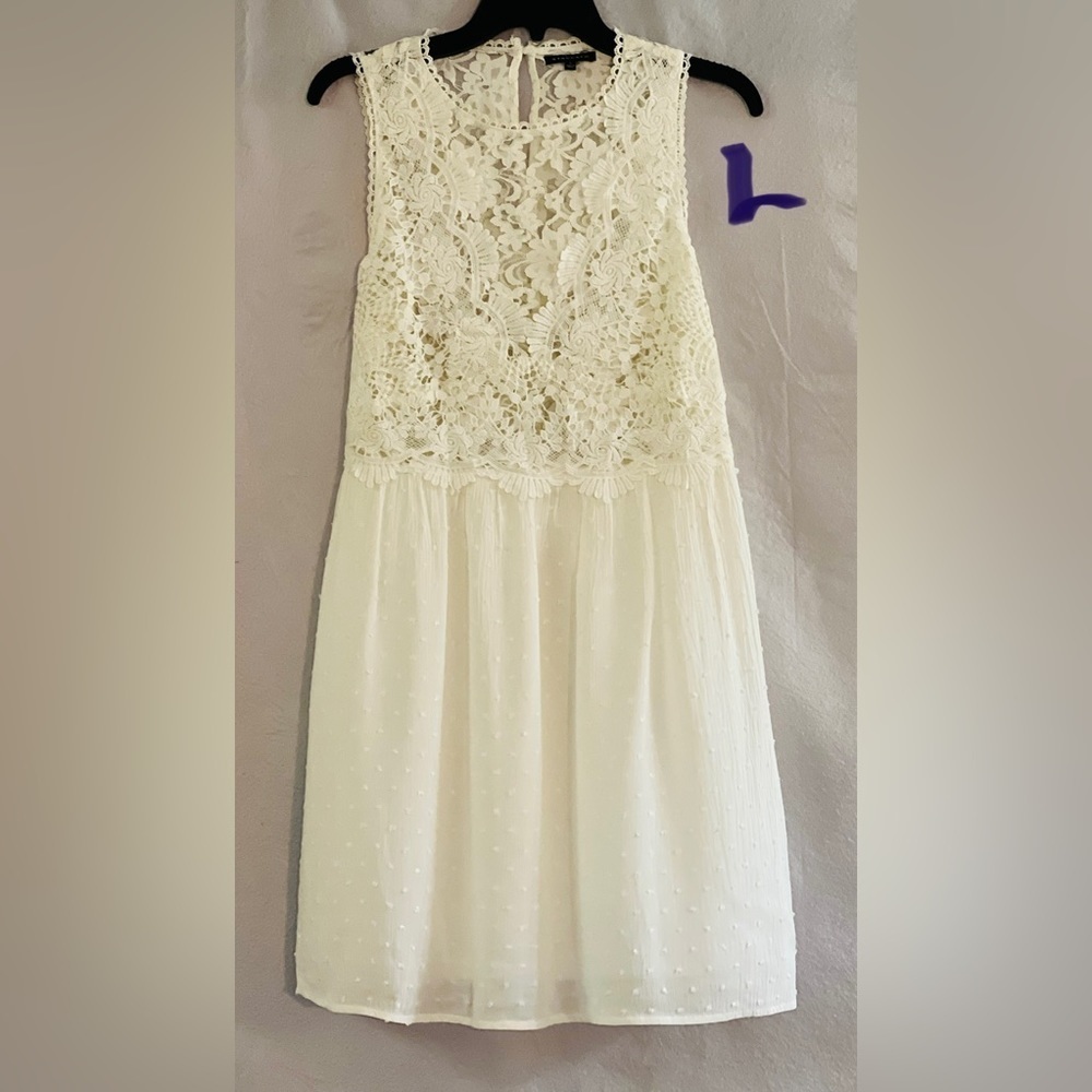 LADIES LARGE ANTIQUE WHITE LACY DRESS